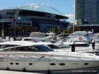 Экскурсия по Мельбурну: Яхты у причала в новом районе Доклендс. Мельбурн.